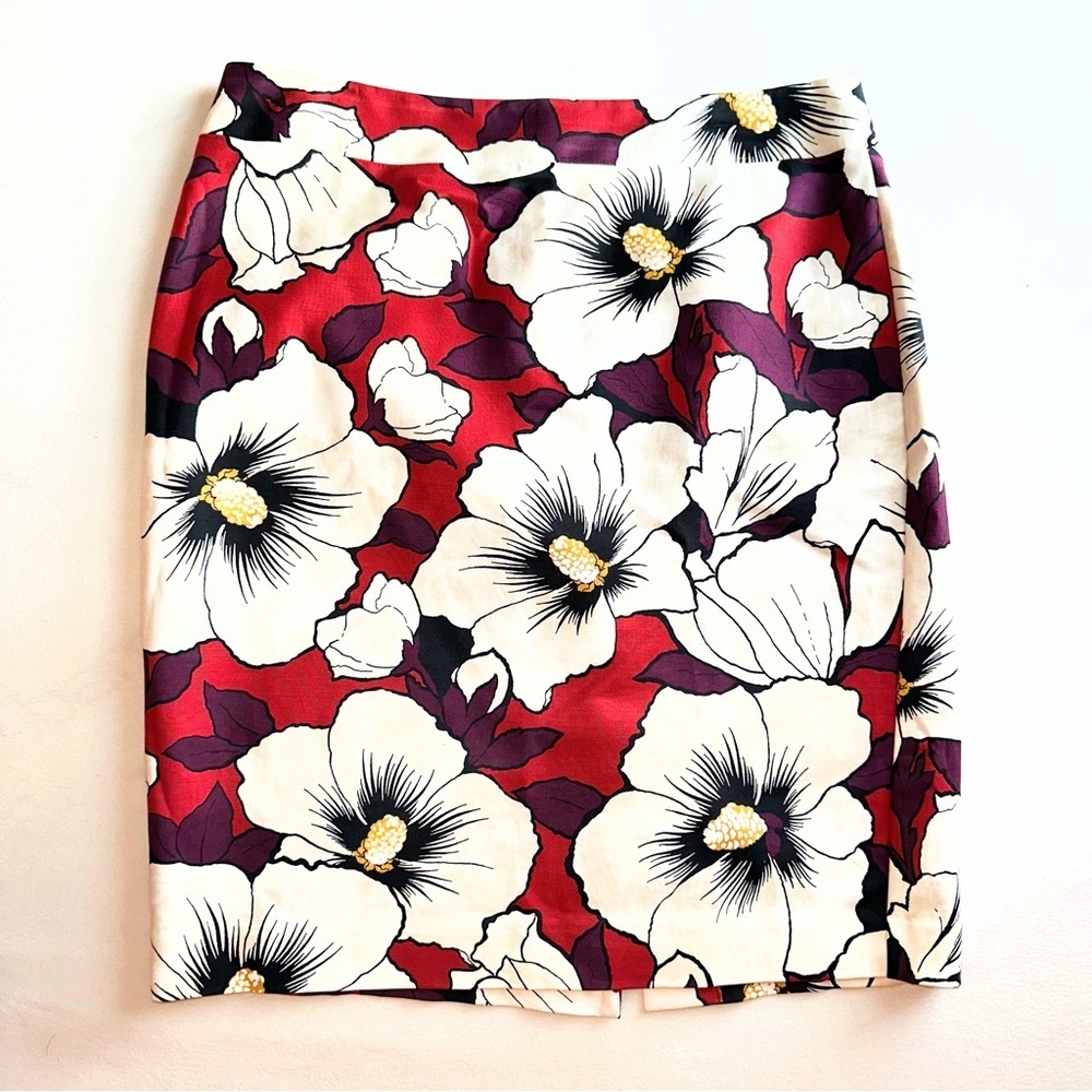 Red & White Floral Pencil Skirt Ann Taylor Factory (Size 8)